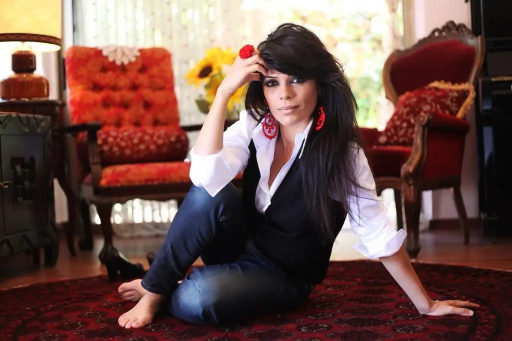 بیوگرافی یاسمین لوی خوانندهٔ اسرائیلی-اسپانیایی مبل آجری رنگ